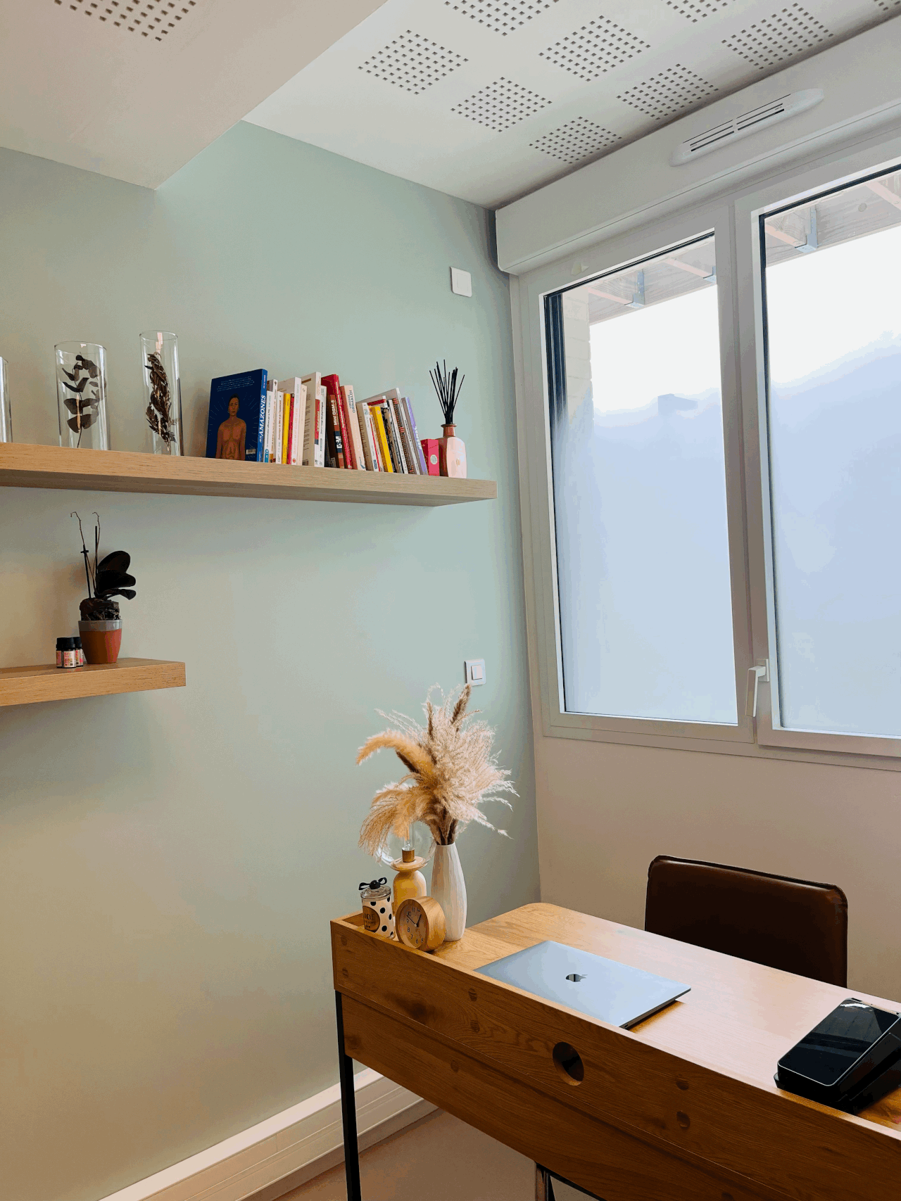 Le cabinet de consultation, avec bibliothèque et bureau en bois